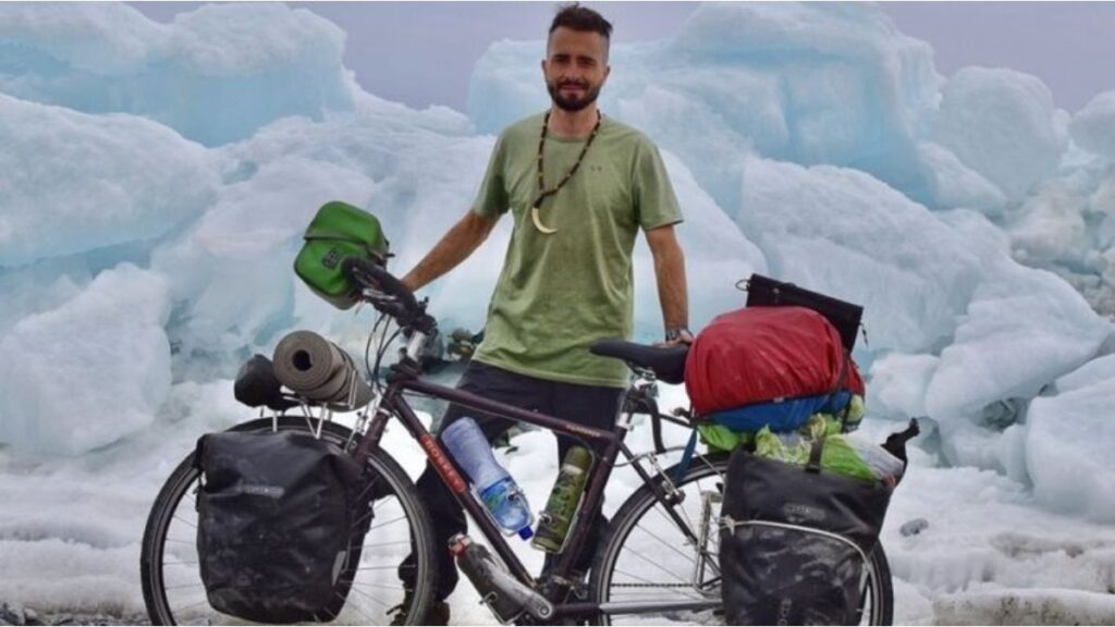 Tragédie en Afrique: un photographe argentin qui a fait le tour du continent de vélo est décédé au Nigeria