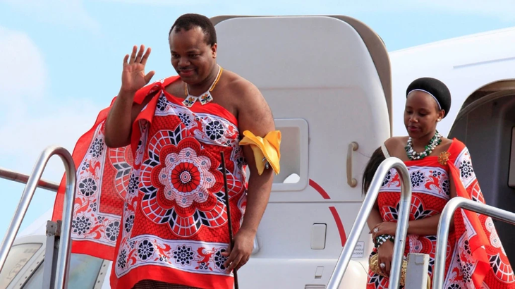 Mswati III, à côté d'une de ses femmes.